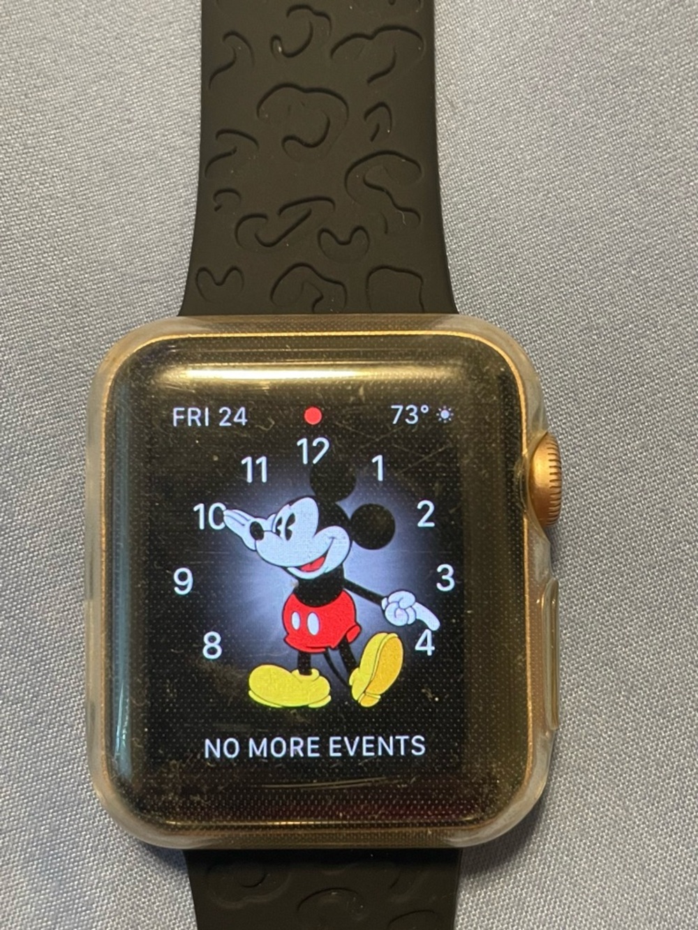 Apple Watch Series 3 (Gold) with Mickey Mouse Watch Face - Smartwatch - Picture 4 of 5